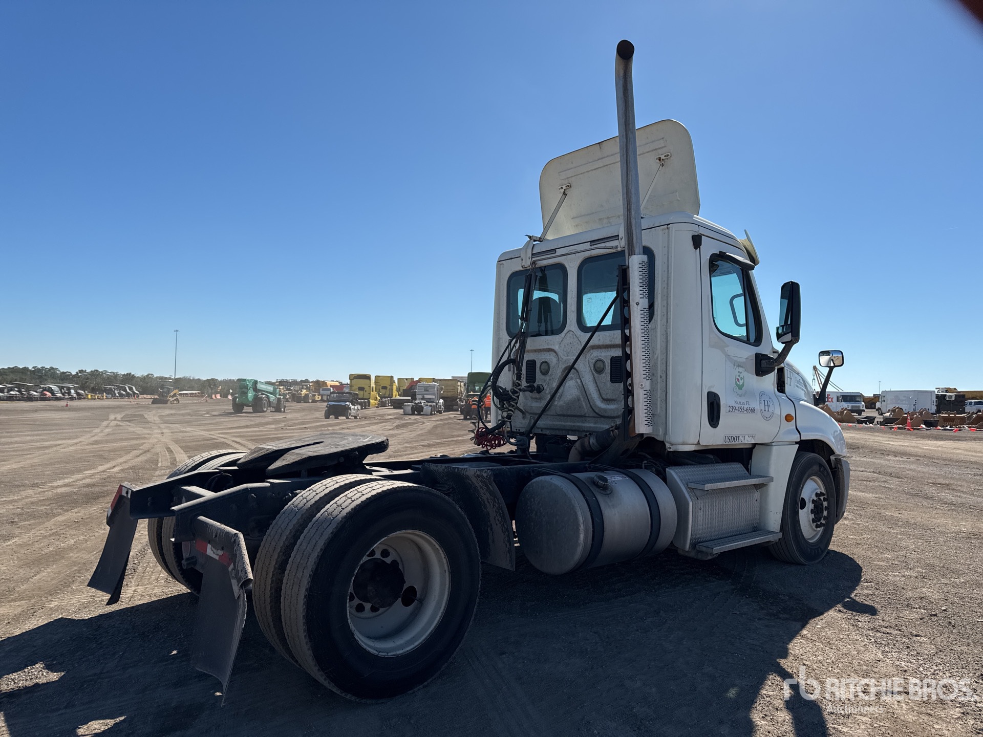 Aspect général with Image, coin arrière droit