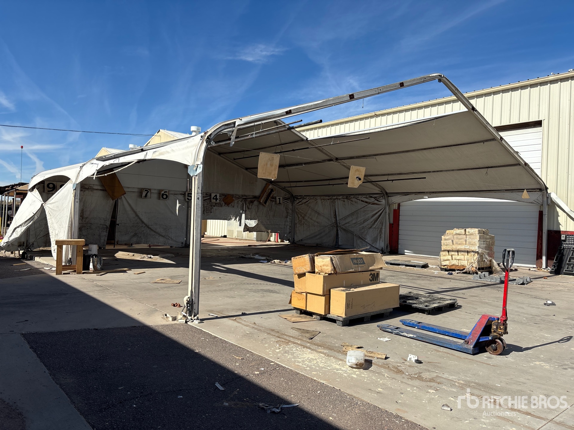 General Appearance with Bild, Ecke vorne rechts