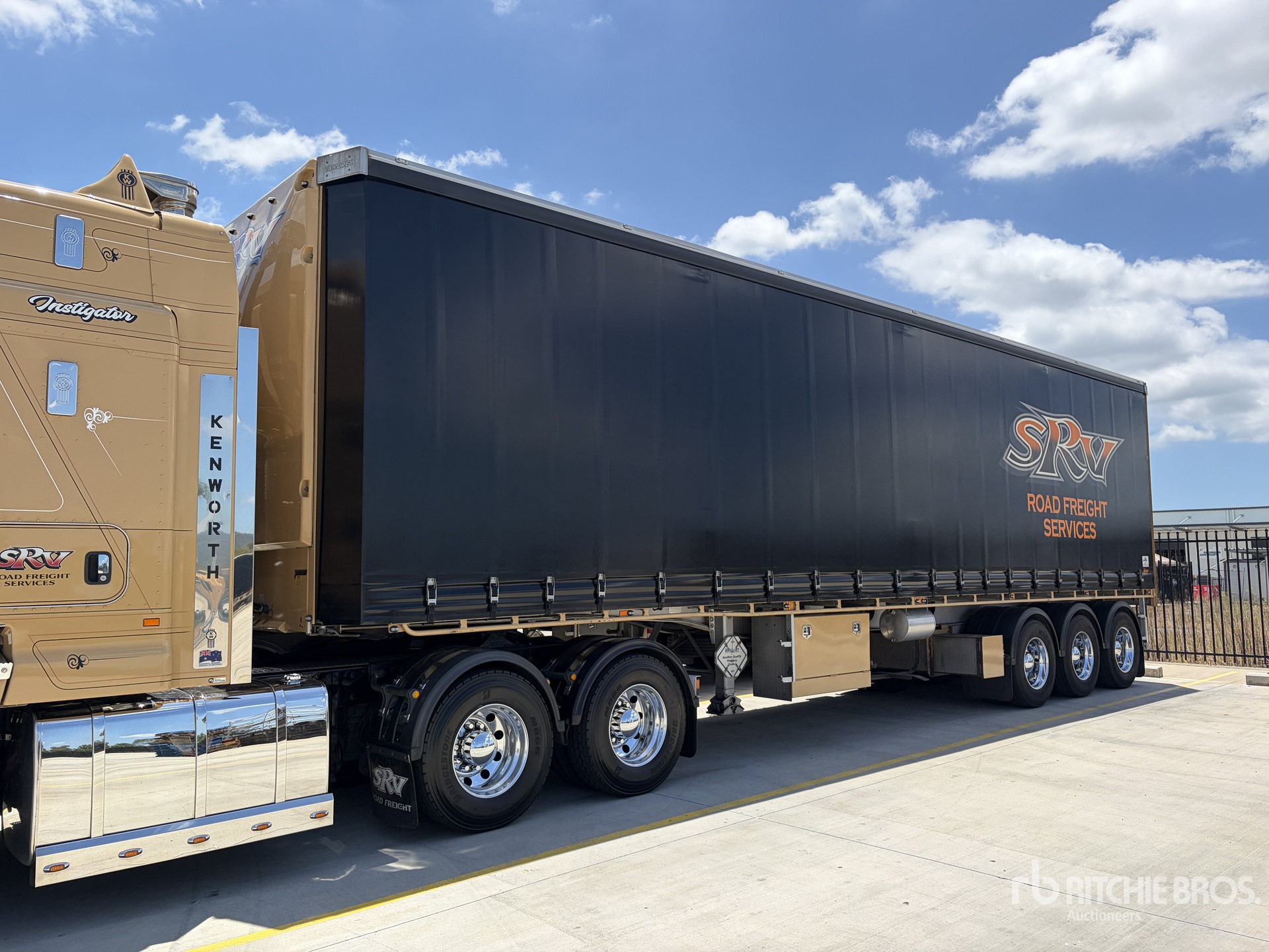 General Appearance with Bild, Ecke vorne links