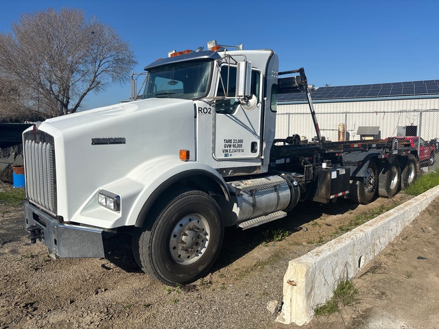 2014 Kenworth T800 8x4 Roll-Off Truck (Inoperable)