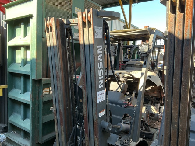 Nissan MUJ1F2A28DV 4850 lb Pneumatic Tire Forklift (Inoperable)