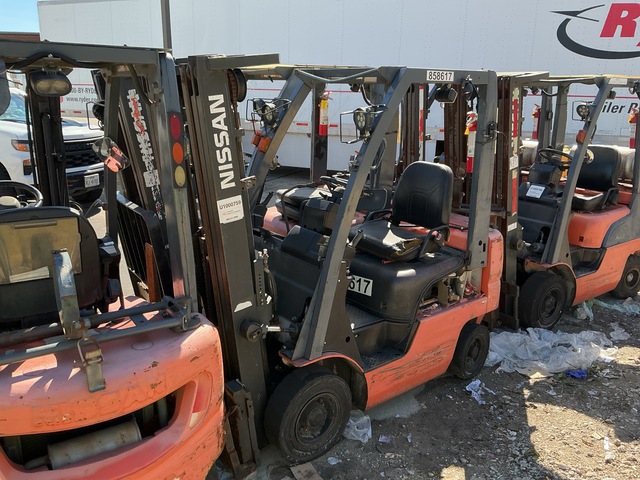 2005 (unverified) Nissan MPL01A15DV 2500 lb Pneumatic Tire Forklift