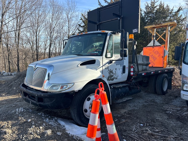 2007 International 4300SBA Premium 4x2 Flatbed Truck (Inoperable)