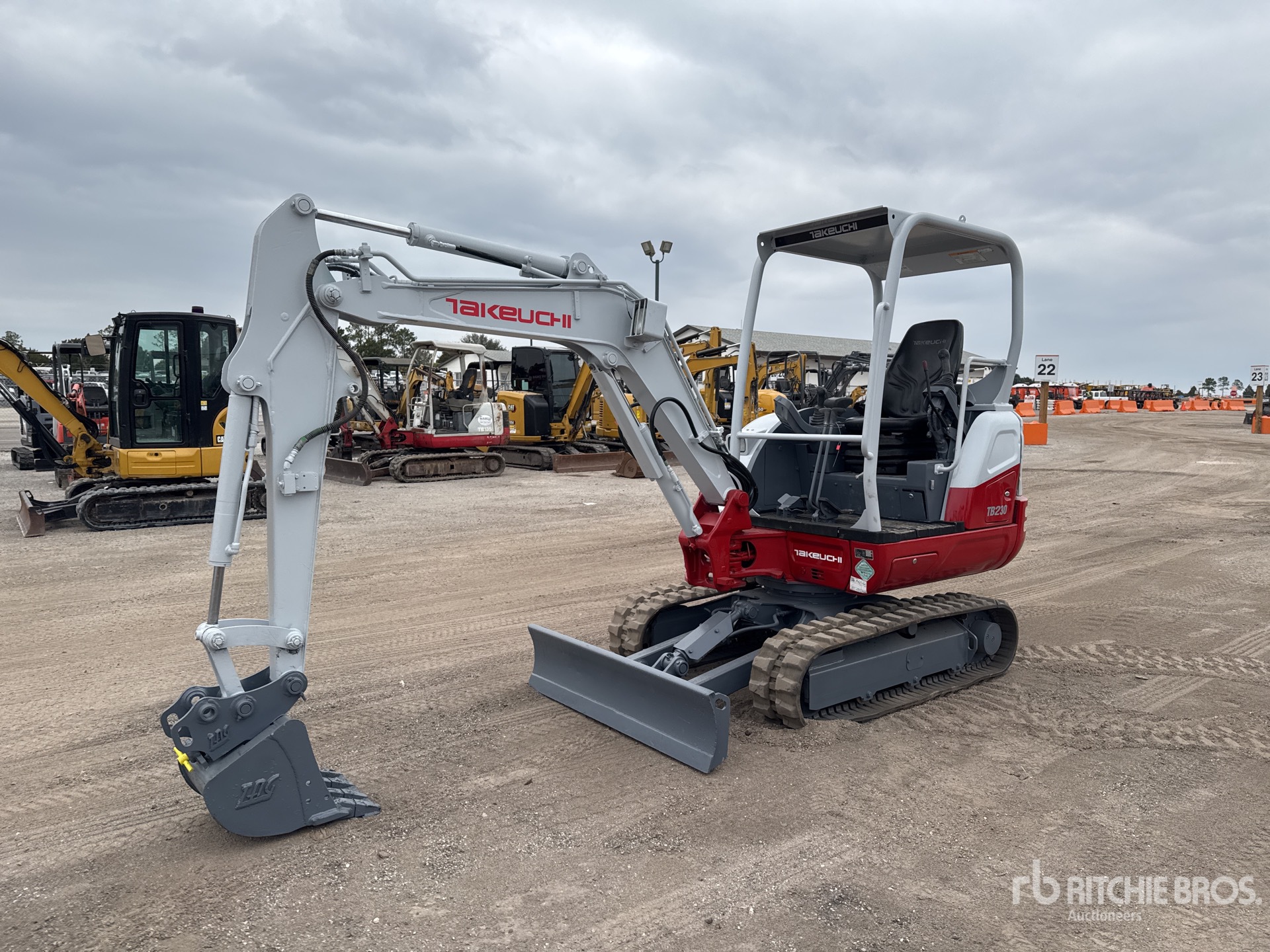 General Appearance with Foto, angolo anteriore sinistro