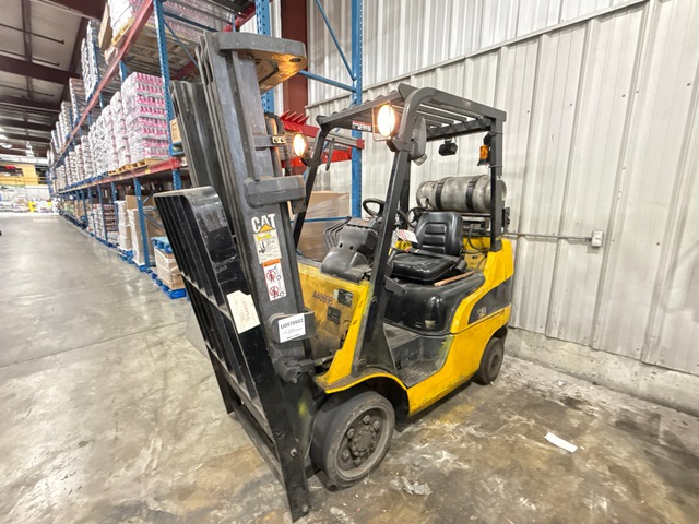 2005 (unverified) Cat C4000 3750 lb Cushion Tire Forklift