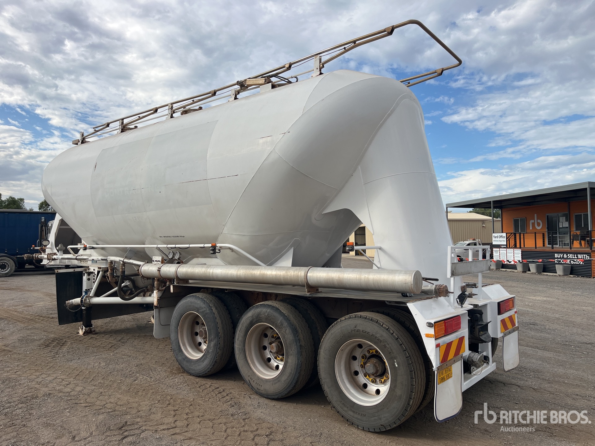 General Appearance with Foto, angolo posteriore sinistro