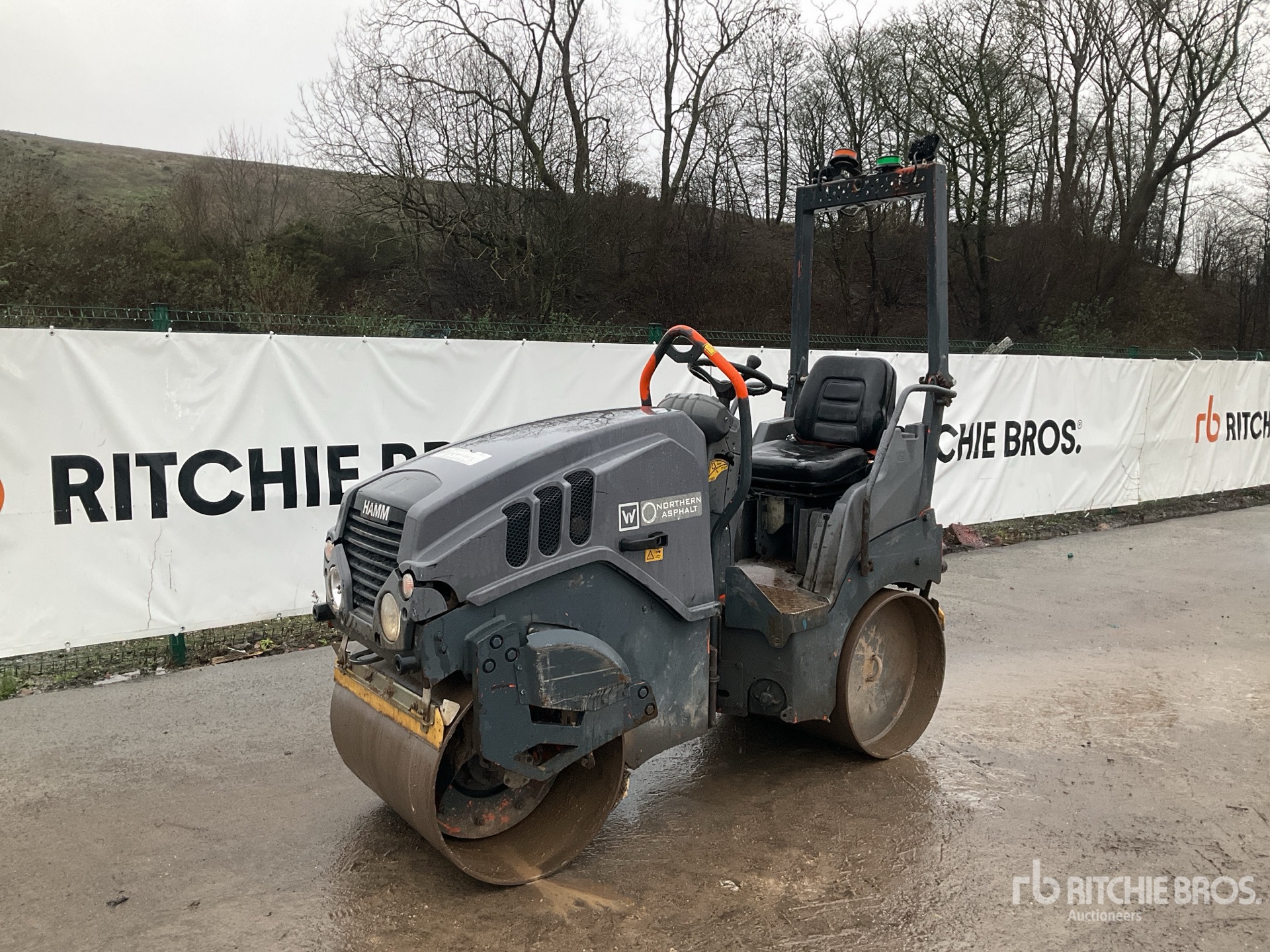 General Appearance with Bild, Ecke vorne links