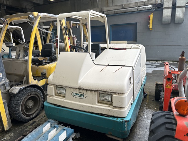 2009 Tennant 7400 Floor Sweeper (Inoperable)