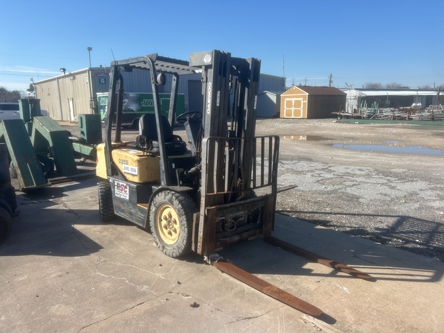 Daewoo D25s-3 4450 lb Pneumatic Tire Forklift