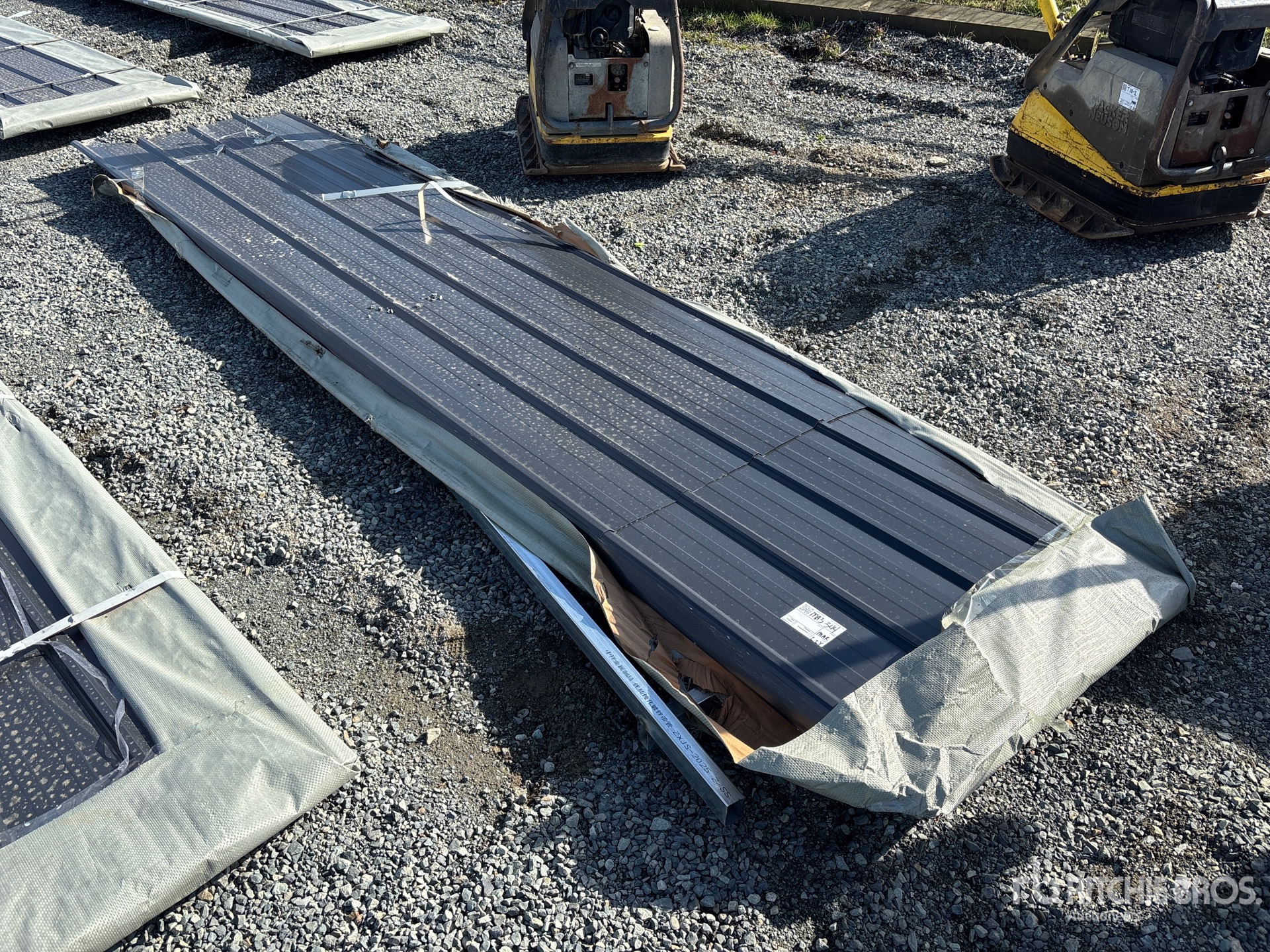 General Appearance with Bild, Ecke vorne links