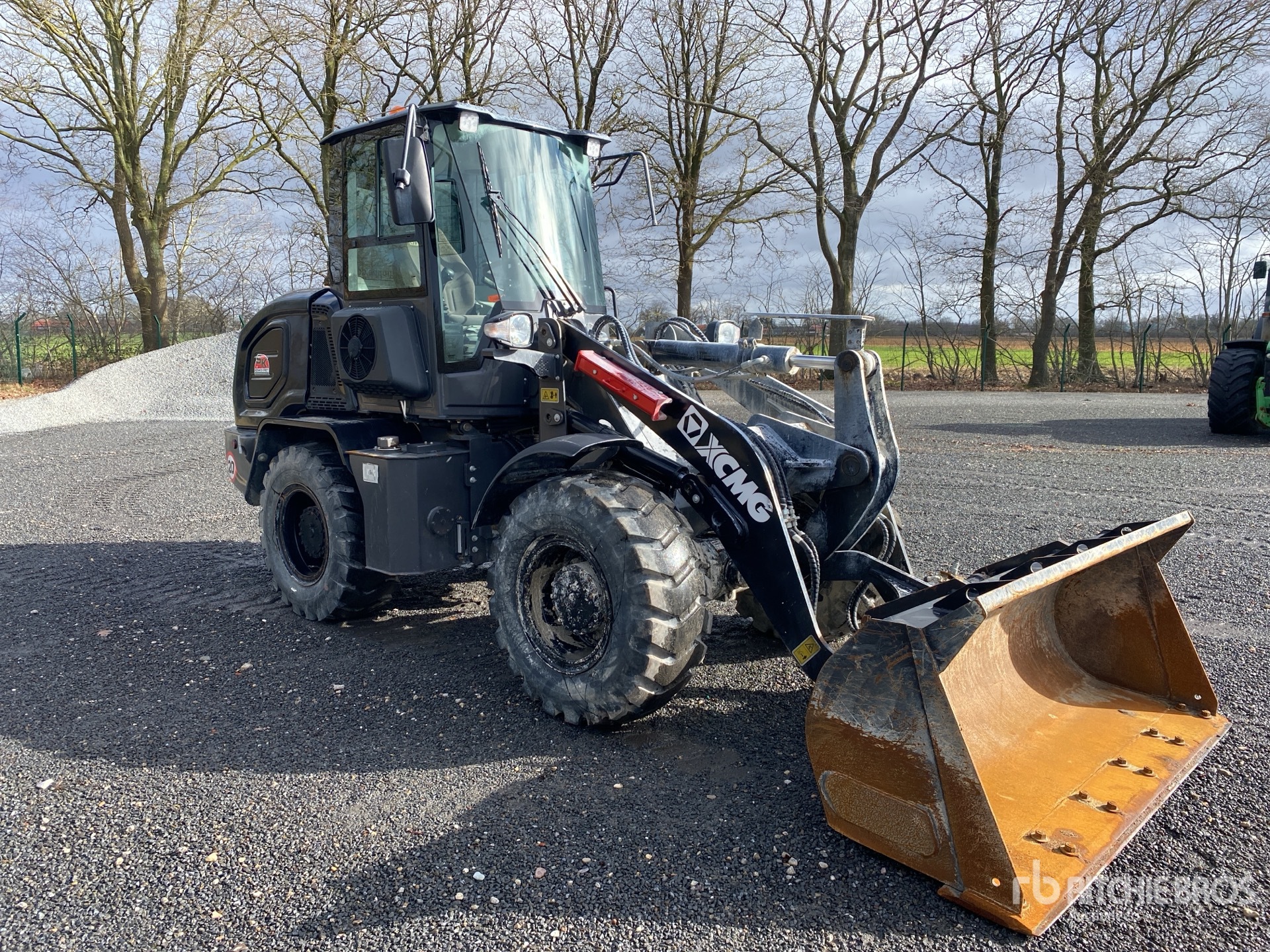 General Appearance with Picture, Right Front Corner