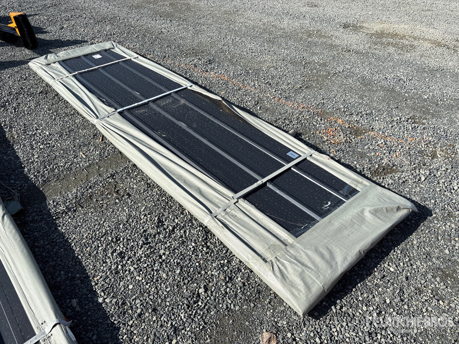 General Appearance with Bild, Ecke vorne links