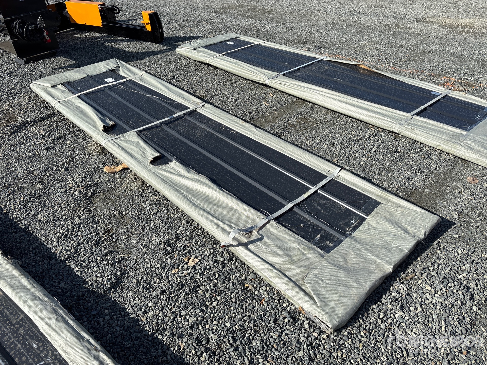 General Appearance with Bild, Ecke vorne links