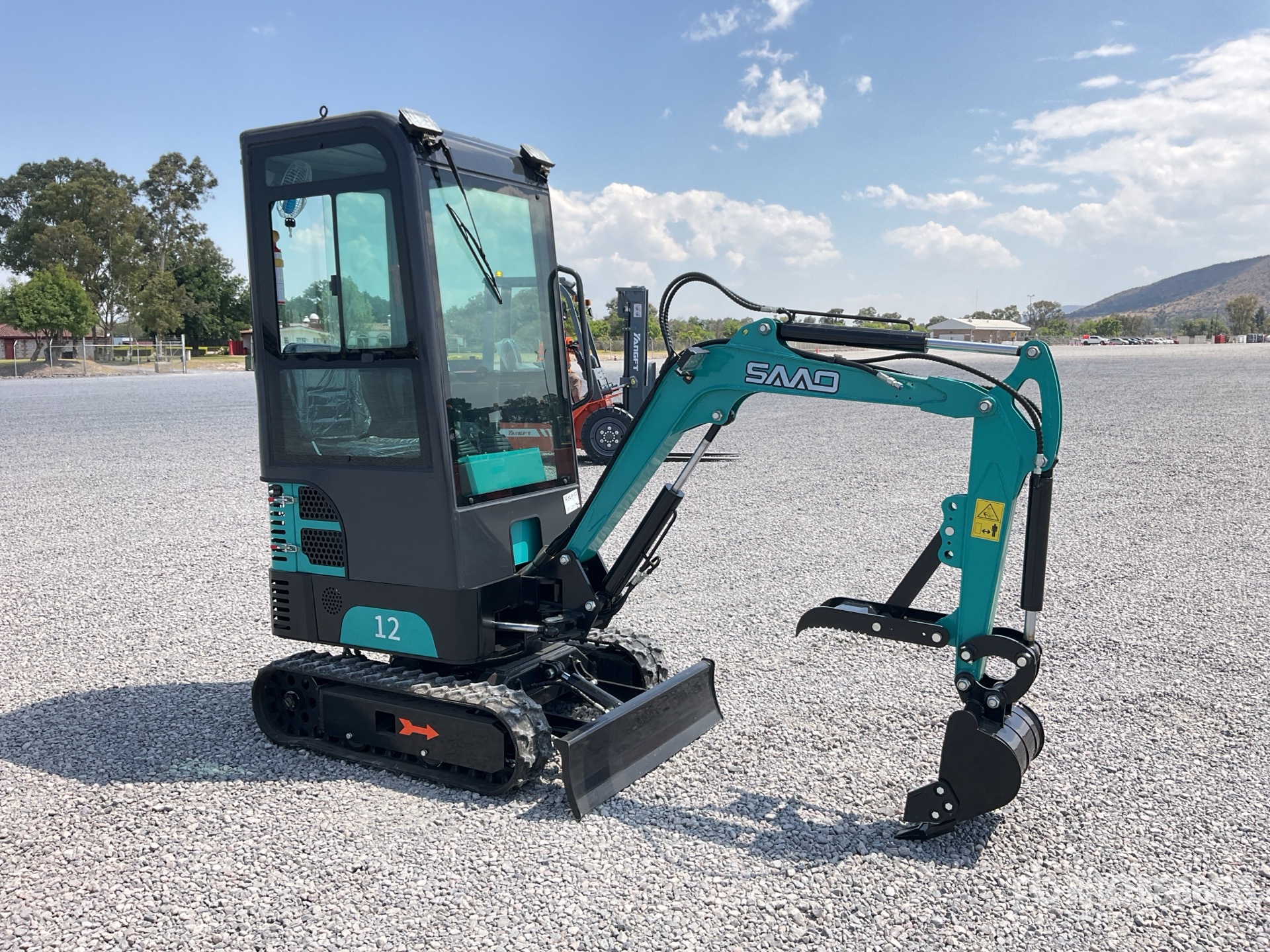 General Appearance with Picture, Right Front Corner