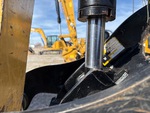 Hydraulics with Thumb Cylinder