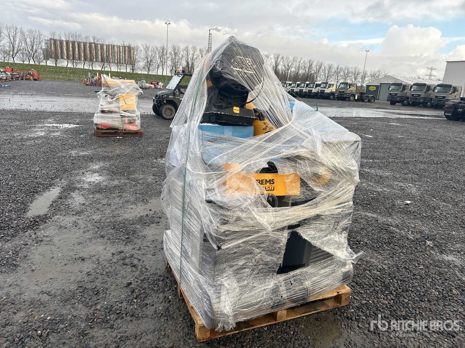 General Appearance with Picture, Left Front Corner