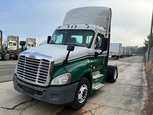 2015 Freightliner Cascadia 125 4x2 S/A Day Cab Truck Tractor