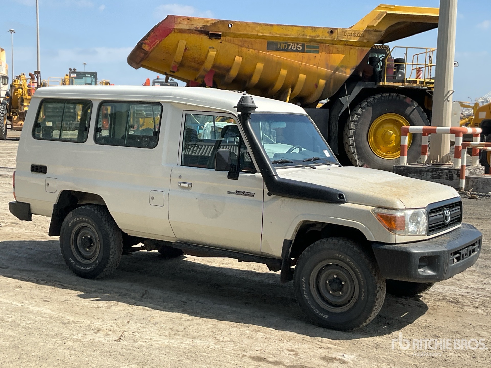 General Appearance with Bild, Ecke vorne rechts