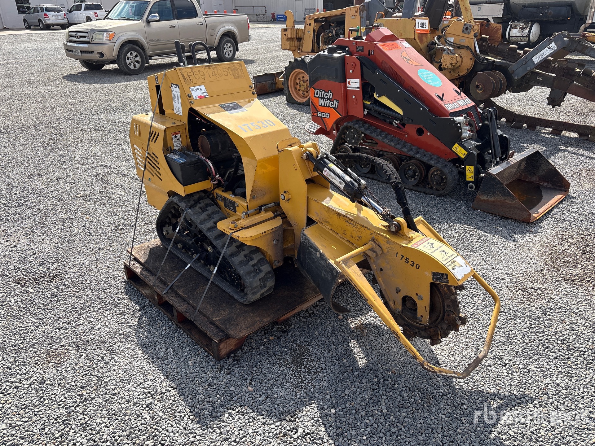 General Appearance with Picture, Right Front Corner