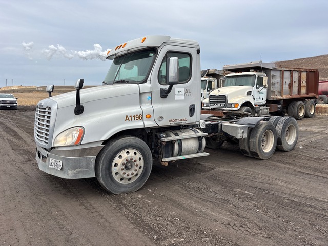 2014 Freightliner Cascadia 125 6x4 T/A Day Cab Truck Tractor