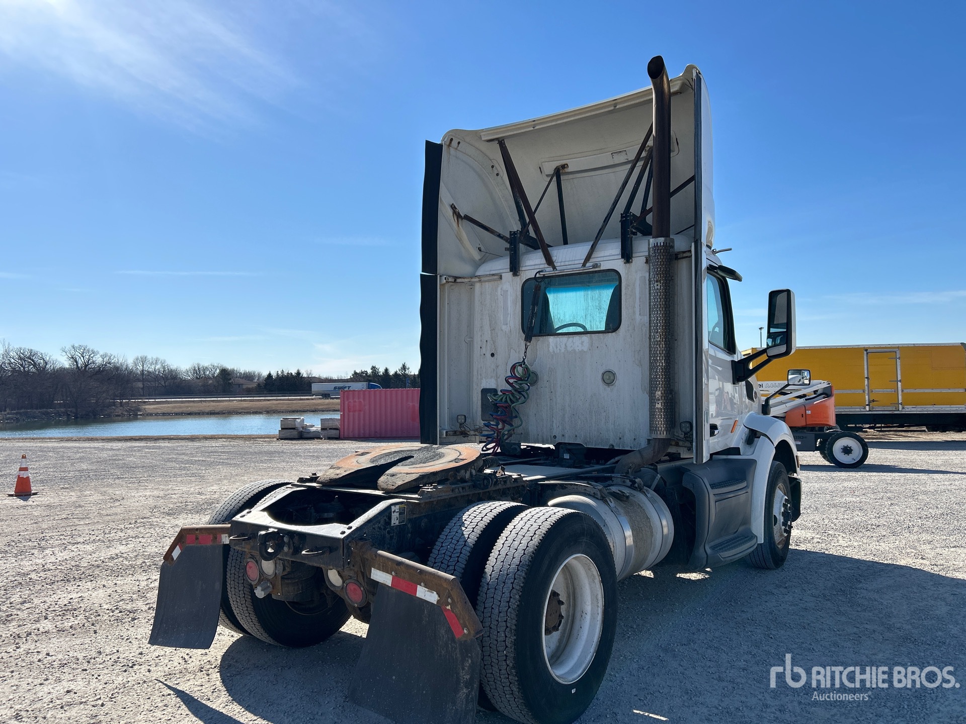 Aspect général with Image, coin arrière droit