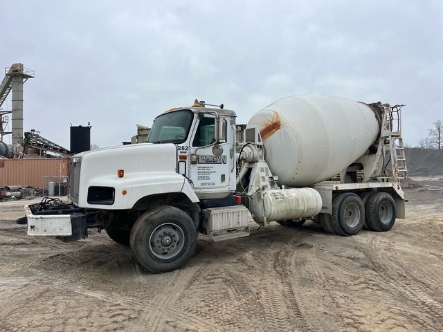2000 International PayStar 5600i 6x4 Mixer Truck