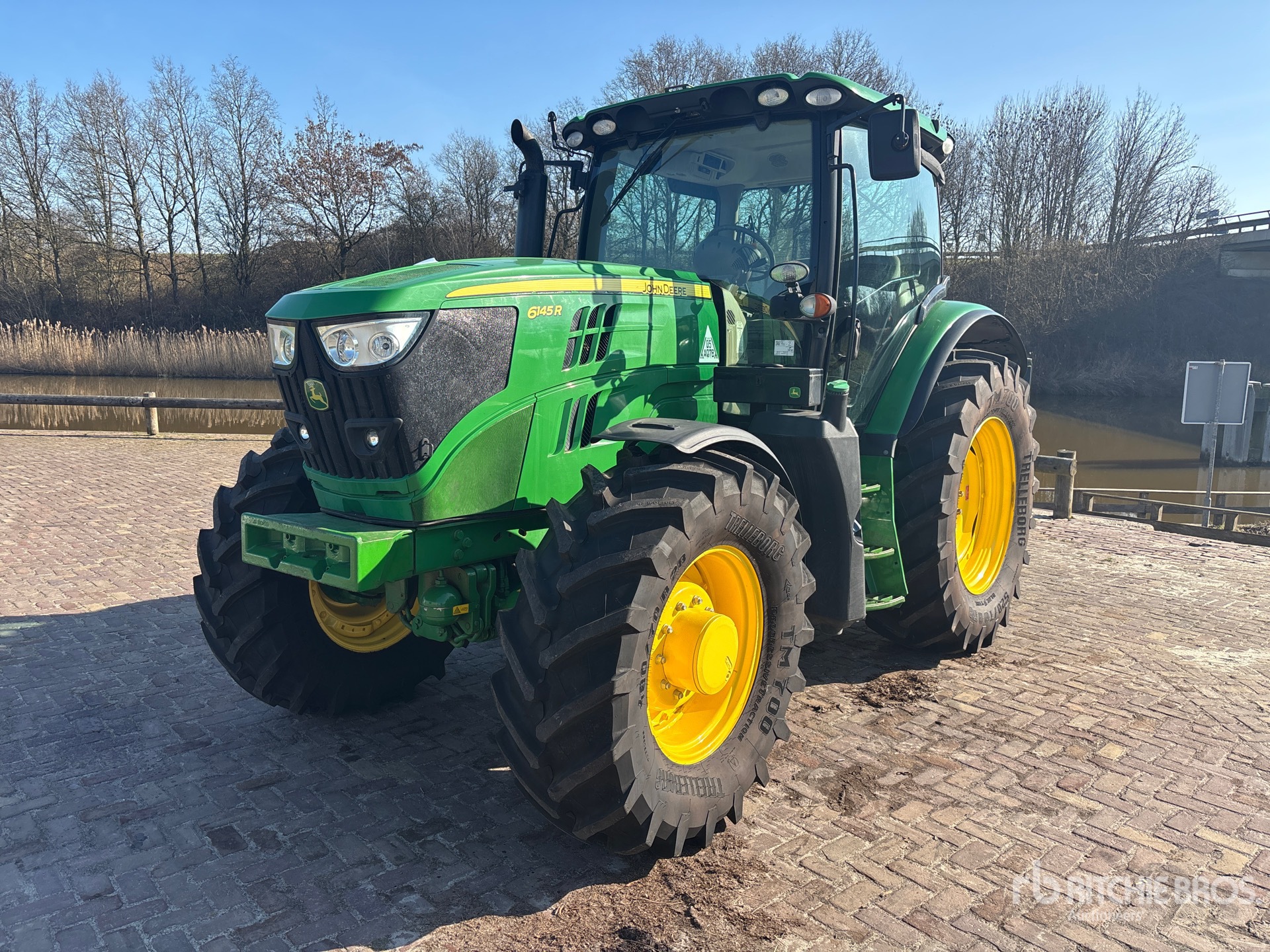 General Appearance with Bild, Ecke vorne links