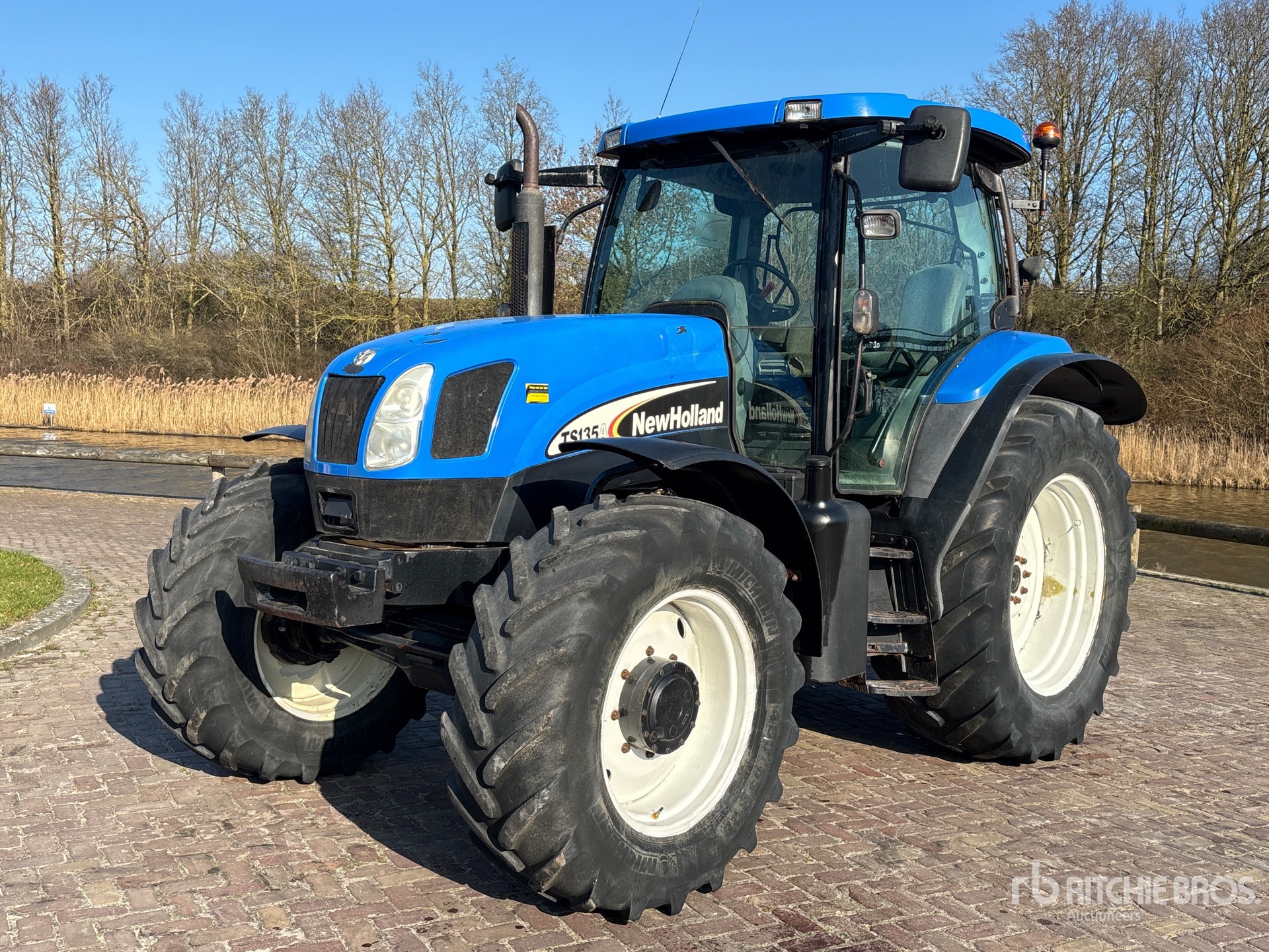 General Appearance with Bild, Ecke vorne links