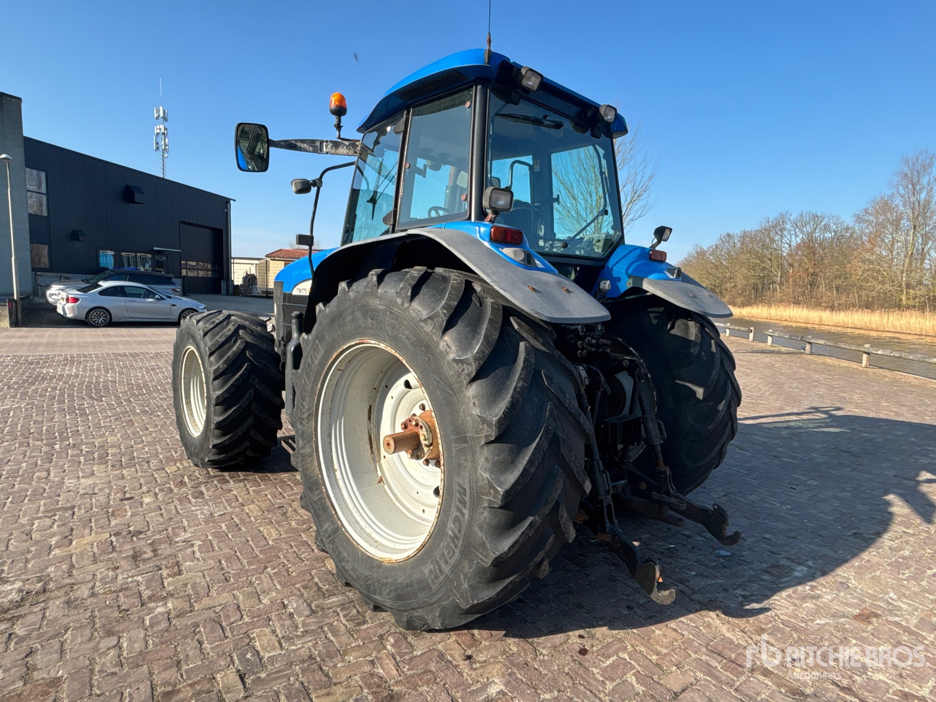 General Appearance with Bild, Ecke hinten links