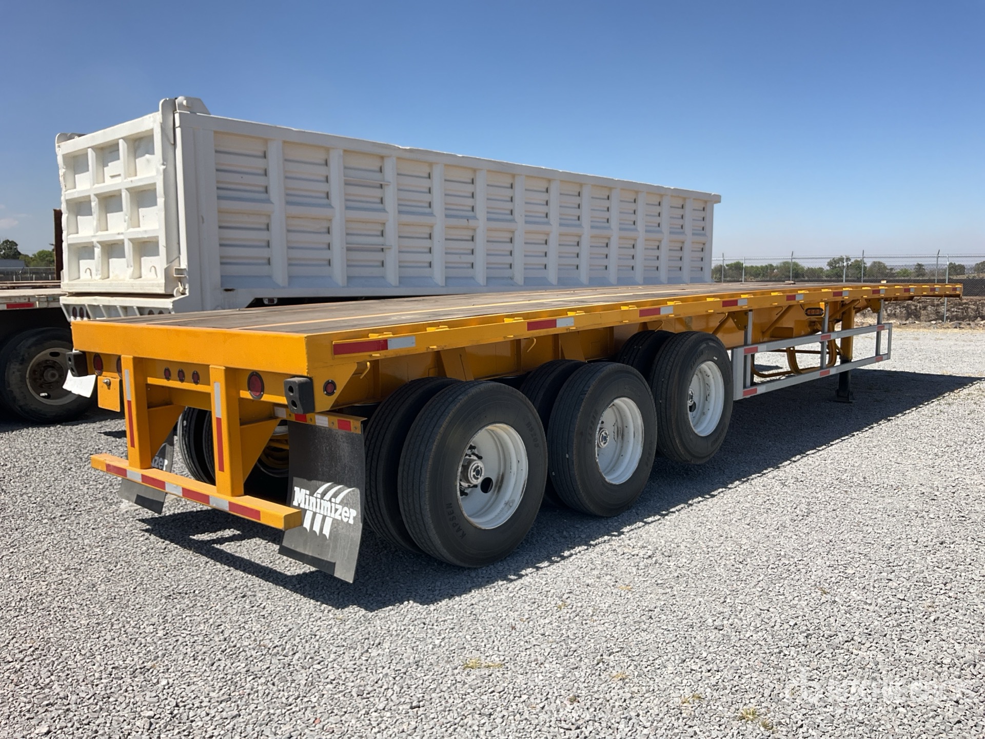 General Appearance with Foto, angolo anteriore sinistro