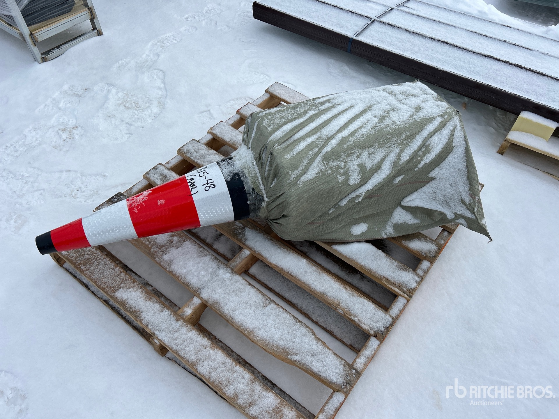 General Appearance with Bild, Ecke vorne links