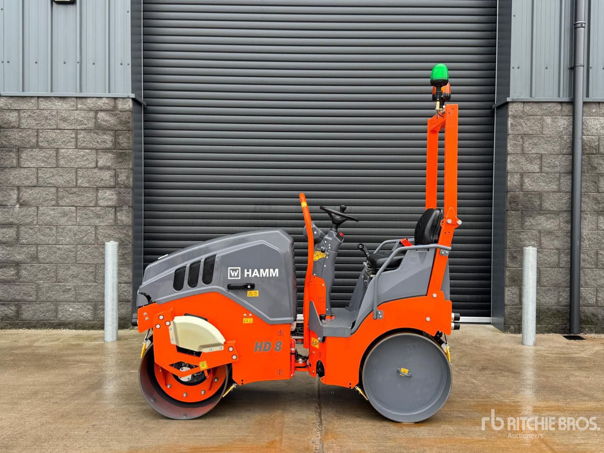 General Appearance with Bild, Ecke vorne links