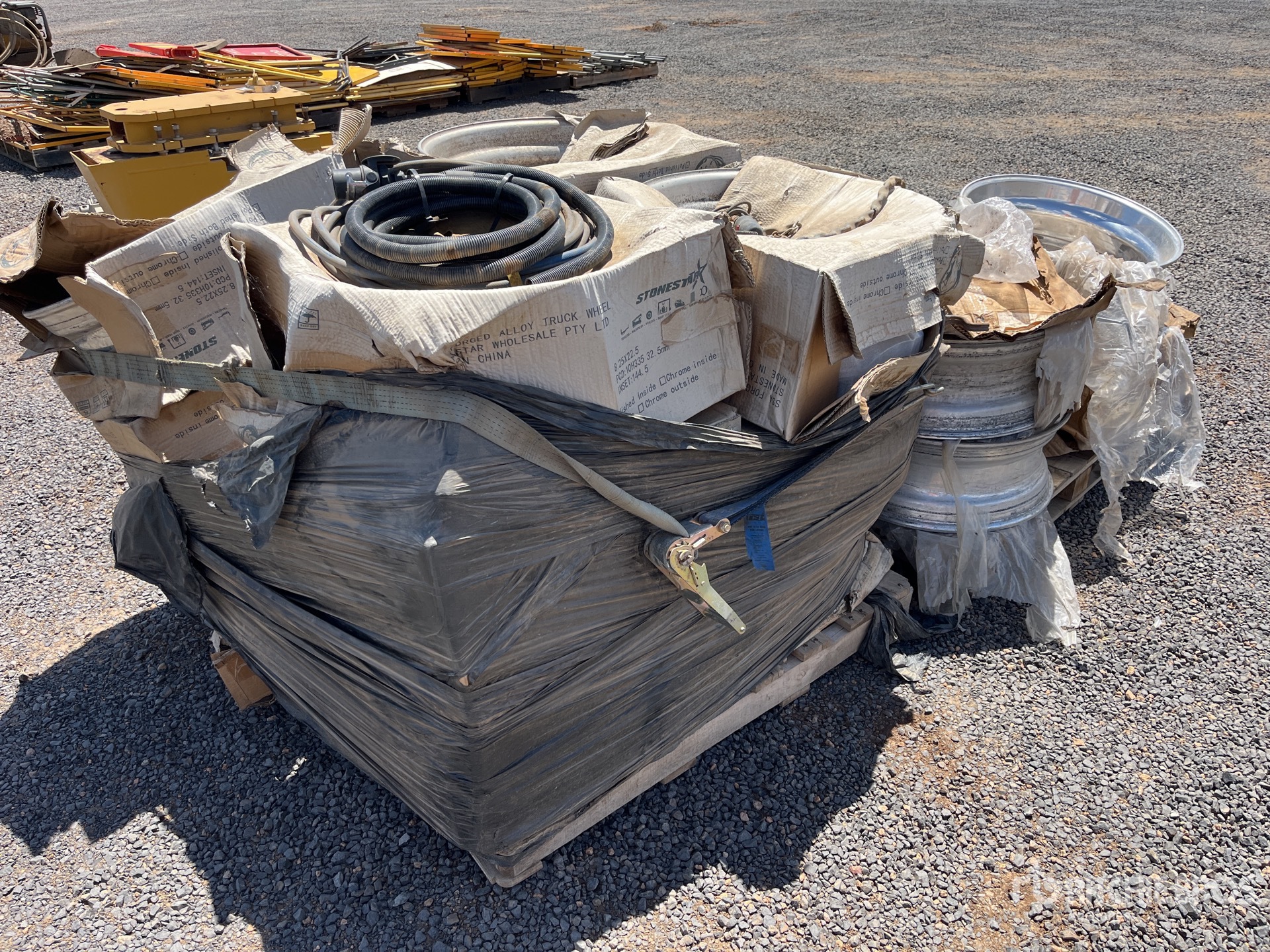 General Appearance with Foto, angolo posteriore sinistro