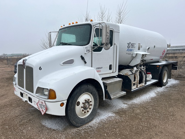 2003 Kenworth T300 3200 gal 4x2 Tanker Truck