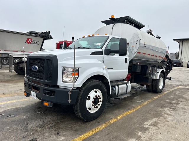 2016 Bearcat BC-650/CRC 2000 gal on 2016 Ford F-750 XL 4x2 Double Fold Spray Bar, Rice Lake Scale System Asphalt Distributor Truck