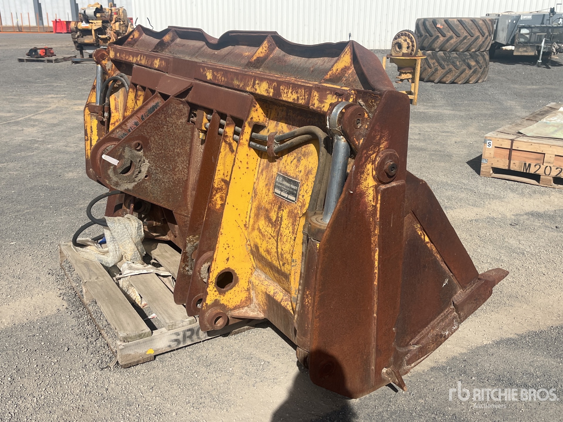 General Appearance with Picture, Left Rear Corner