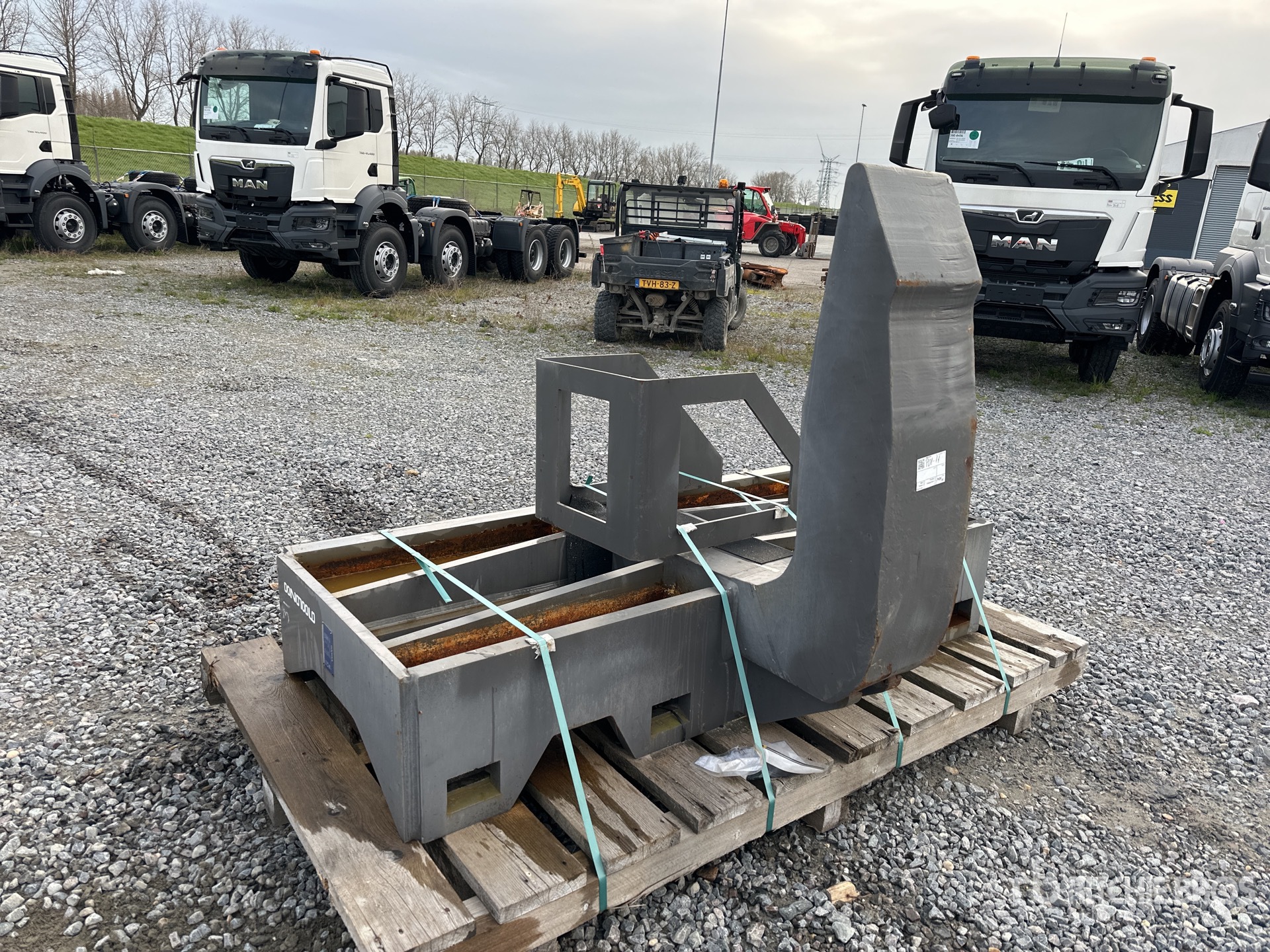 General Appearance with Picture, Left Front Corner