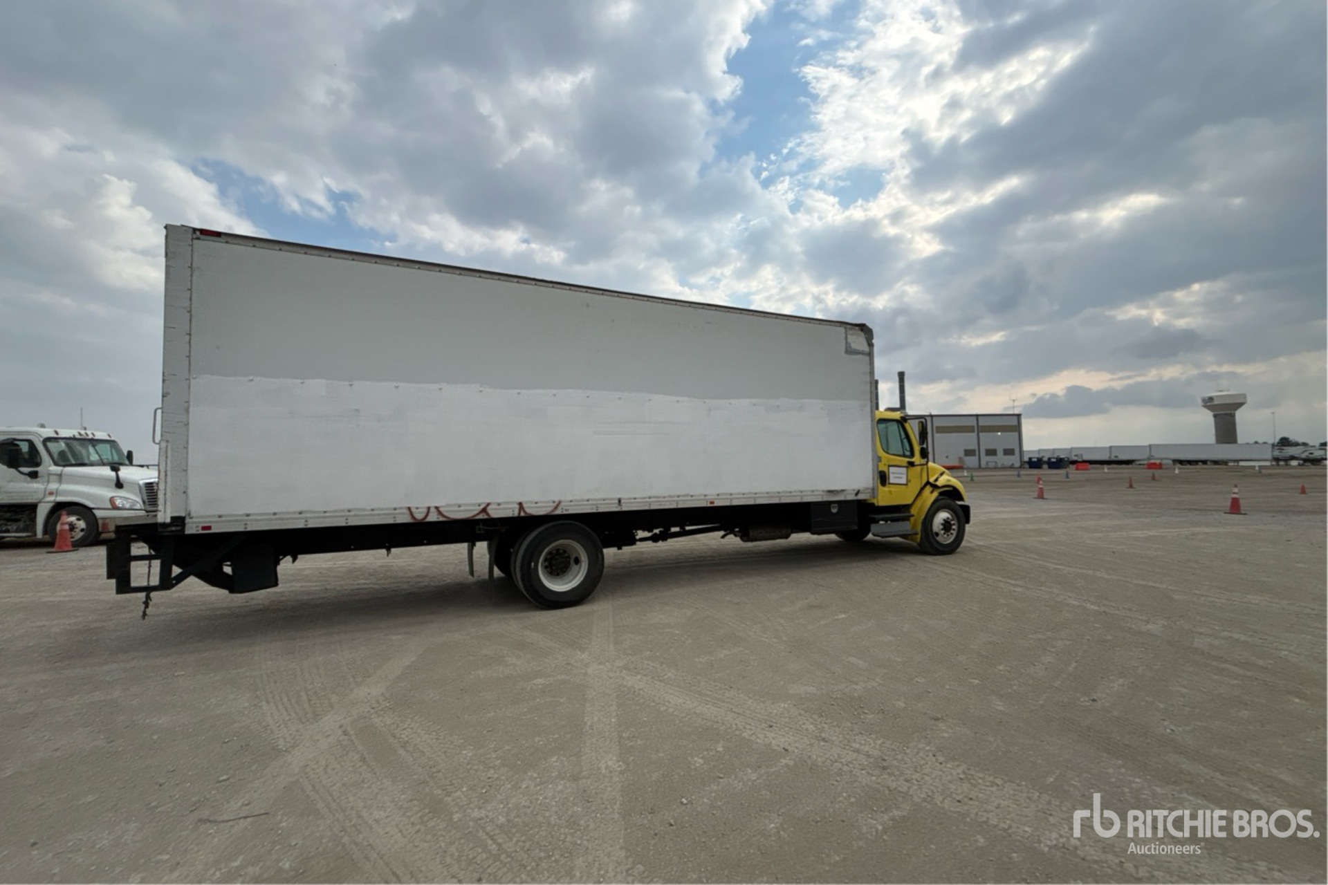 General Appearance with Foto, angolo anteriore sinistro