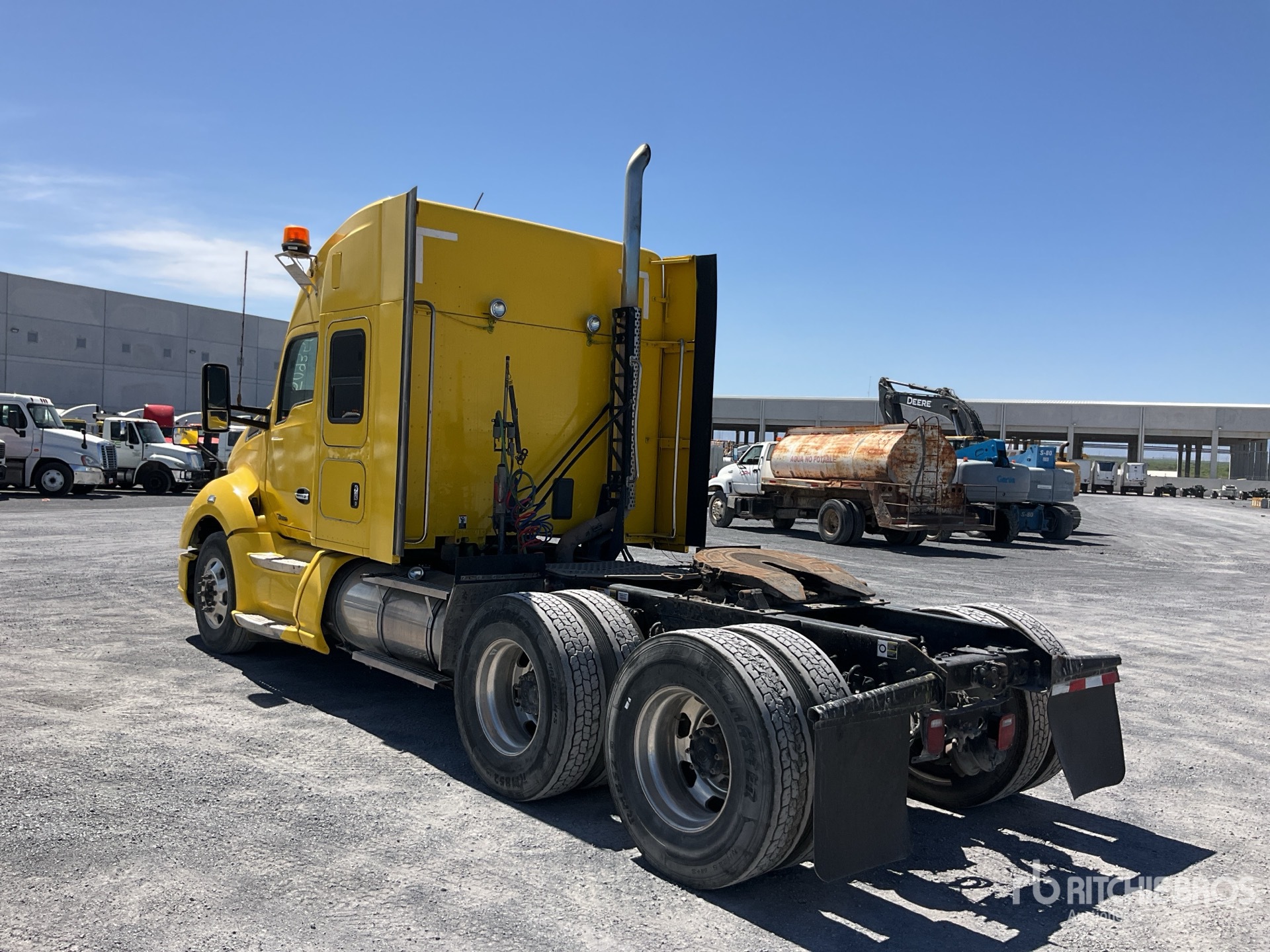 General Appearance with Foto, angolo posteriore sinistro