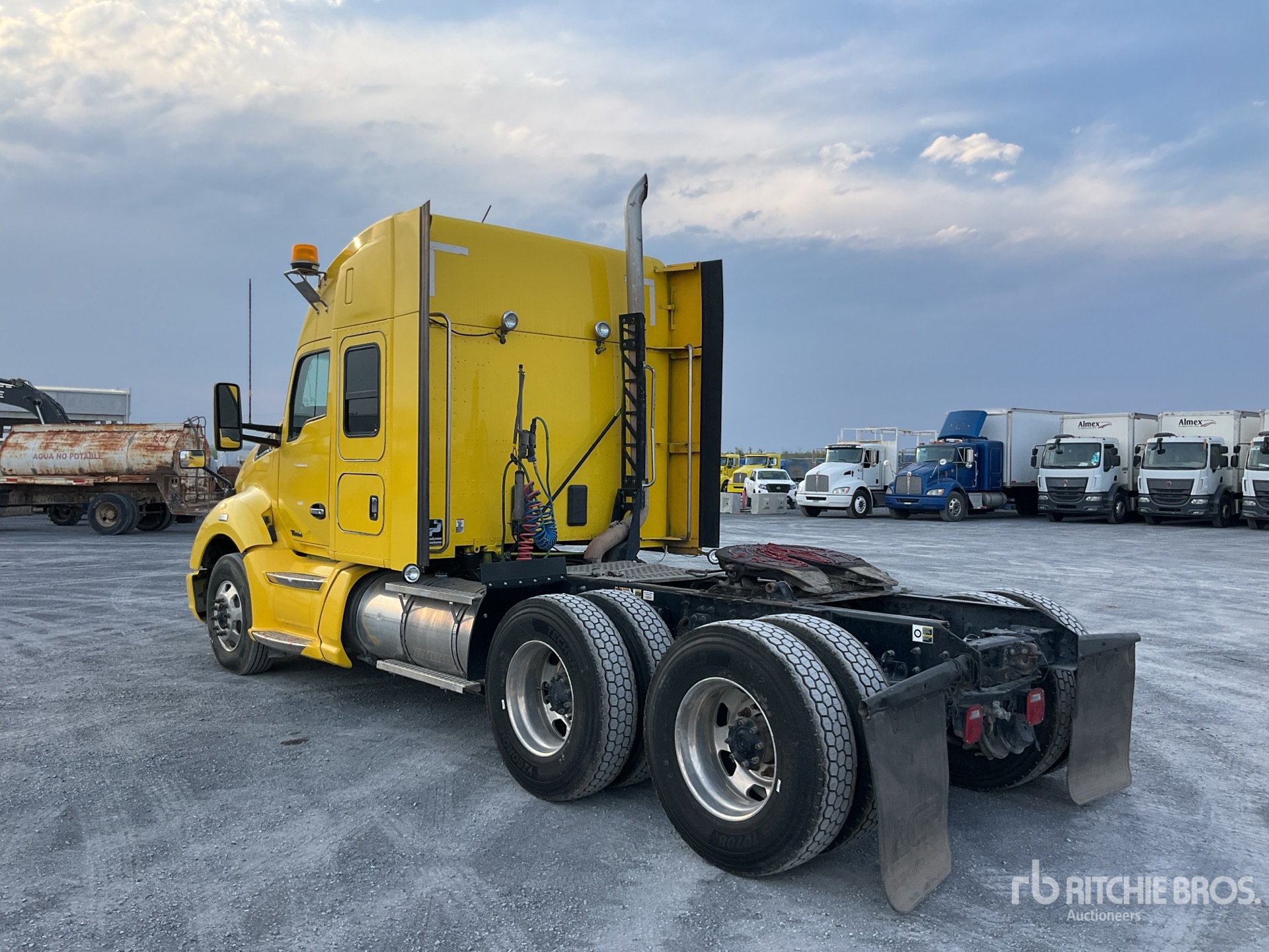 General Appearance with Foto, angolo posteriore sinistro