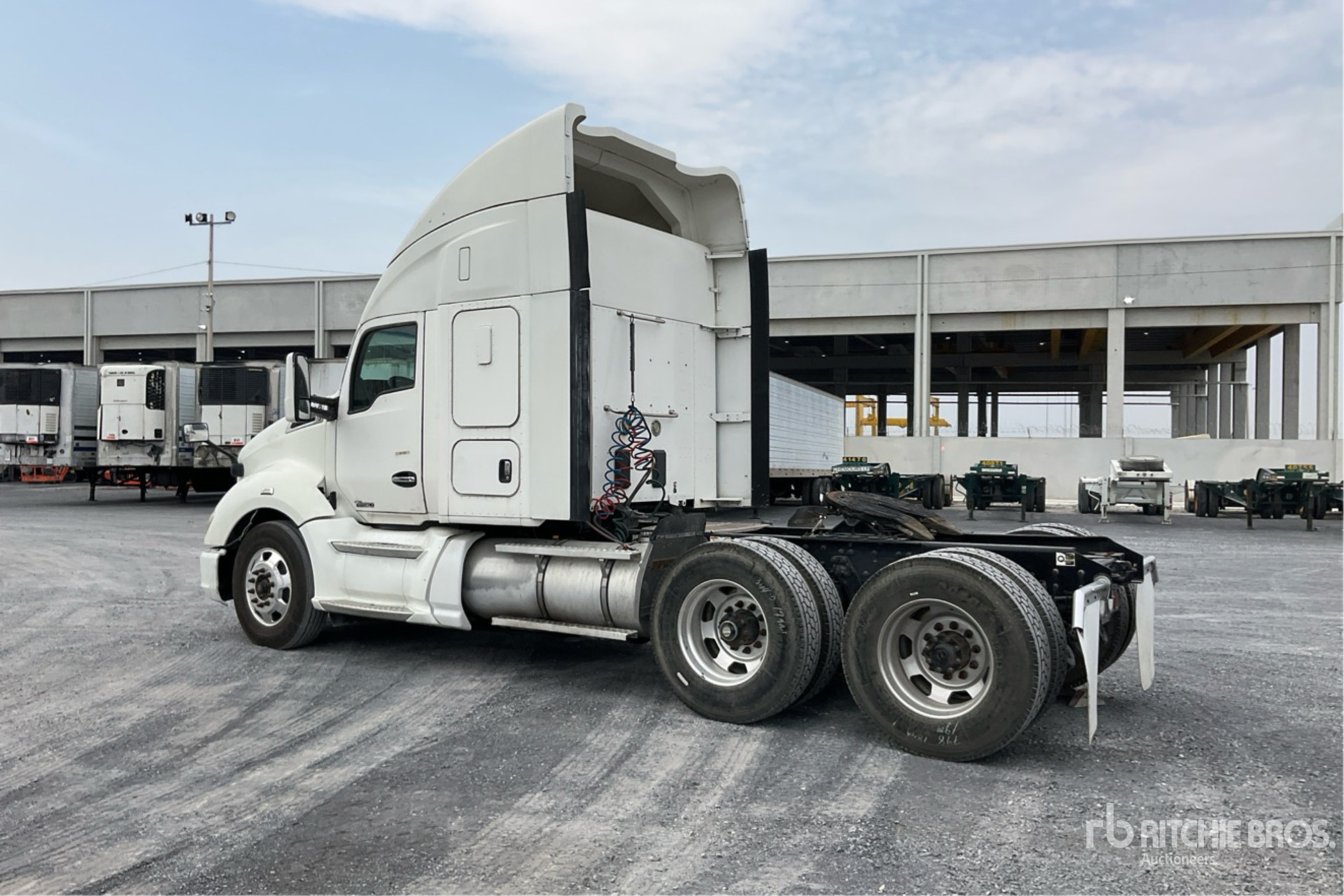 General Appearance with Foto, angolo posteriore sinistro