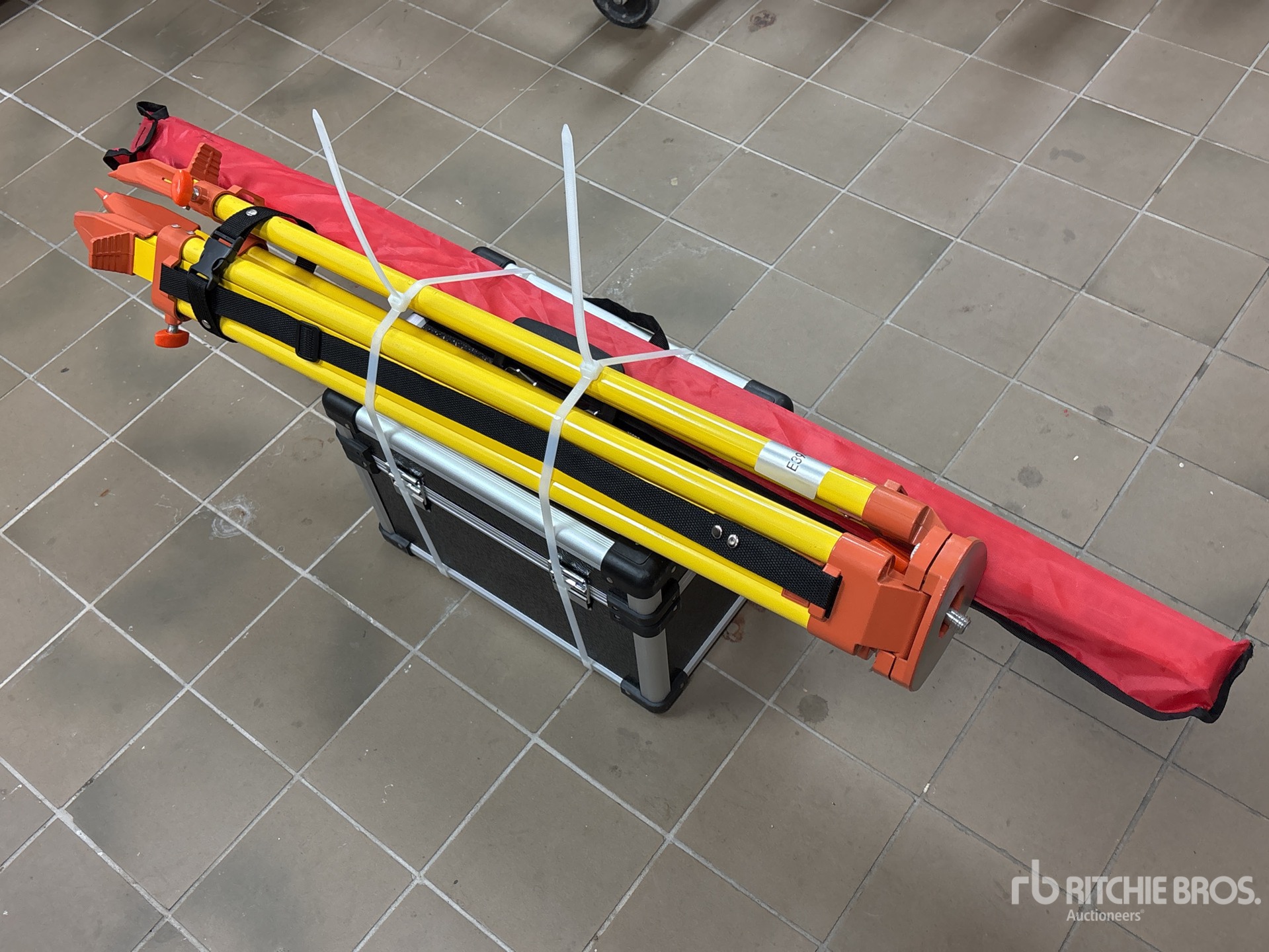 General Appearance with Bild, Ecke vorne links