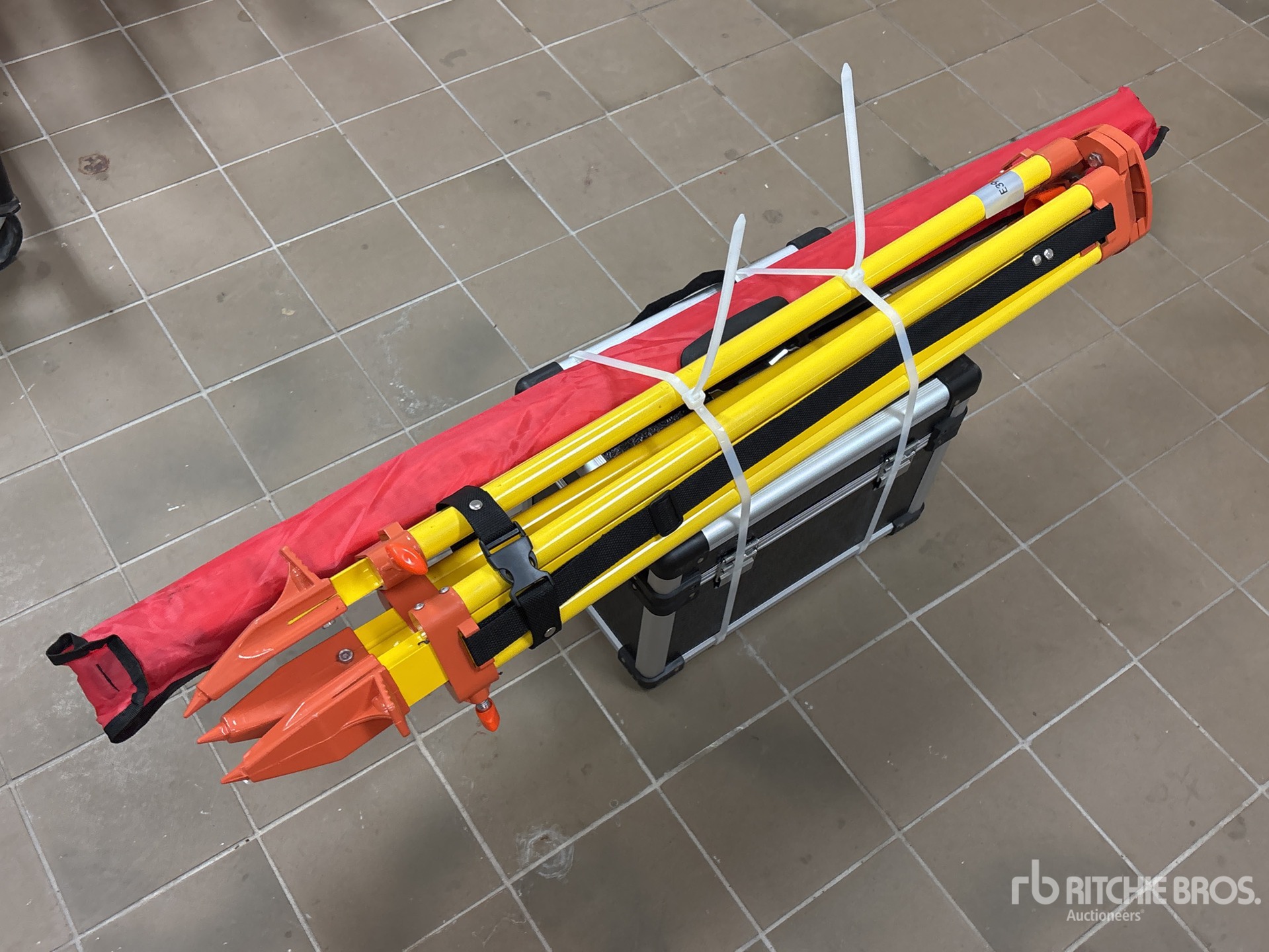 General Appearance with Bild, Ecke vorne rechts