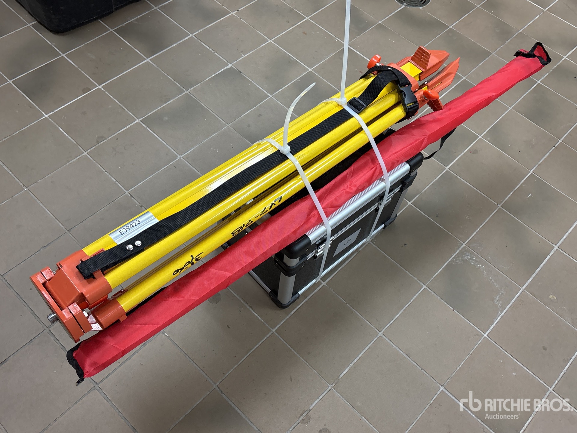 General Appearance with Bild, Ecke hinten links