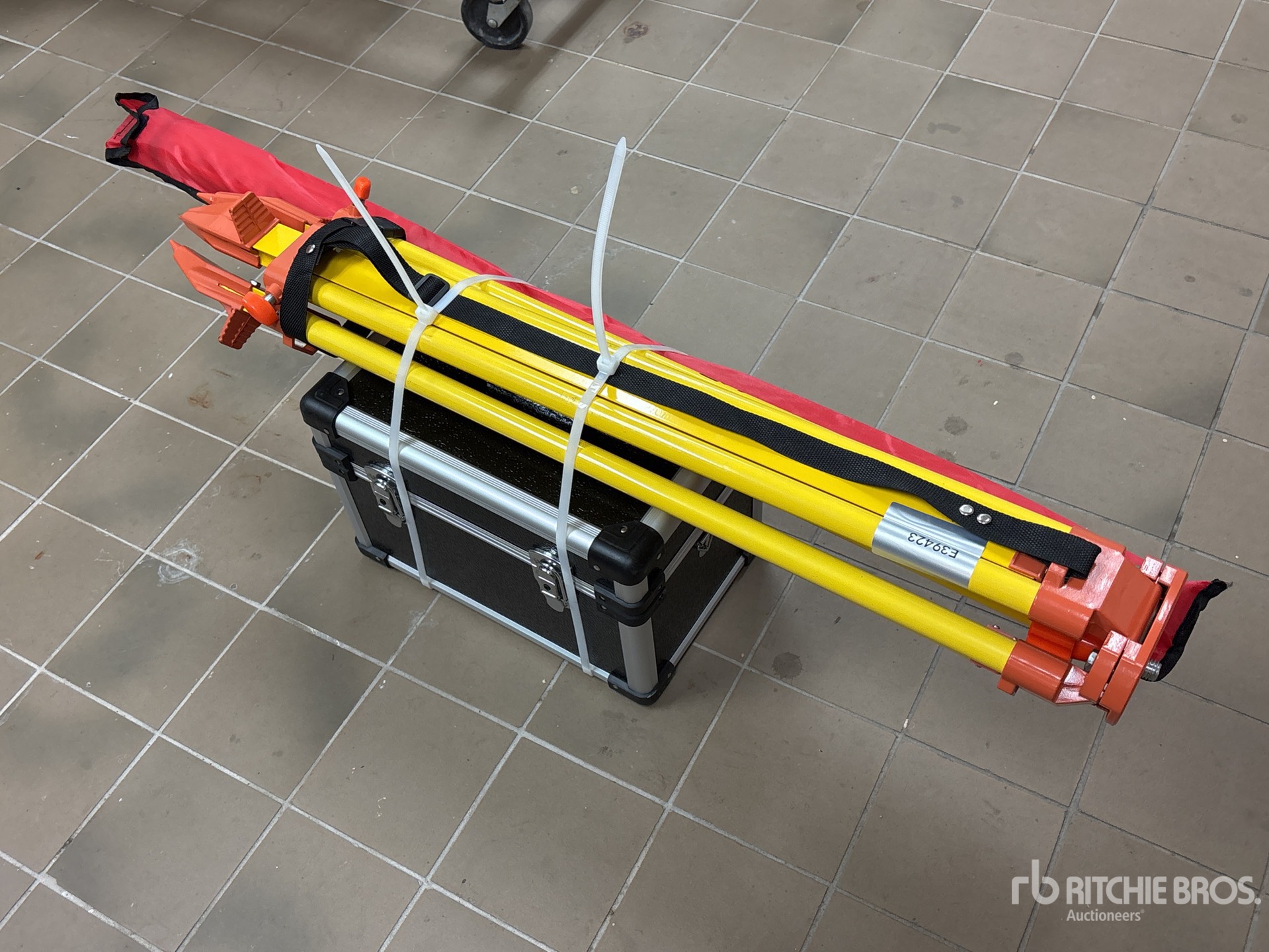 General Appearance with Bild, Ecke vorne links