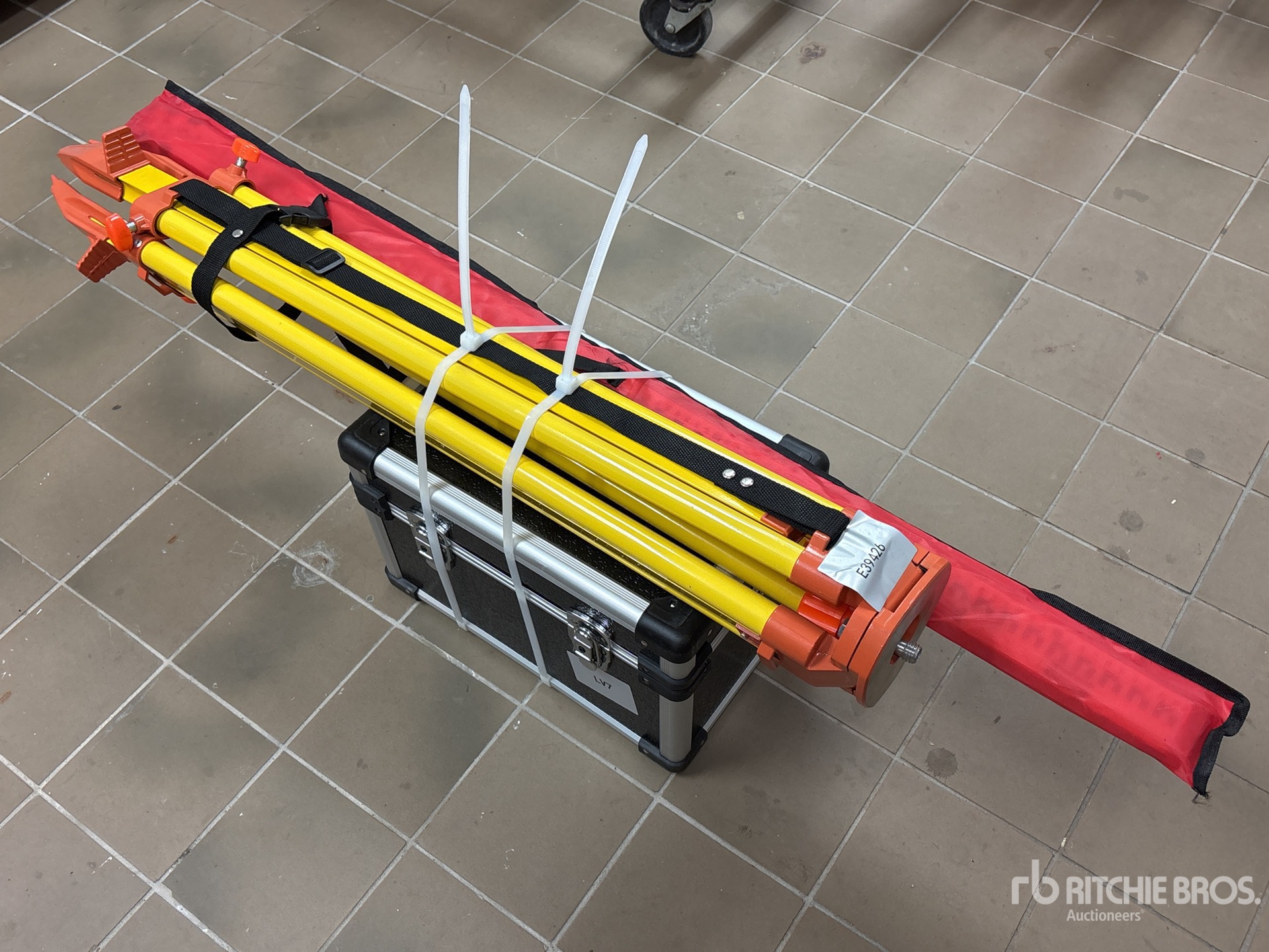 General Appearance with Bild, Ecke vorne links