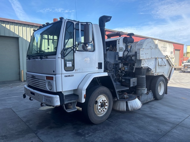 2000 Tymco 600 BAH on 2000 Freightliner FC70 Sweeper Truck