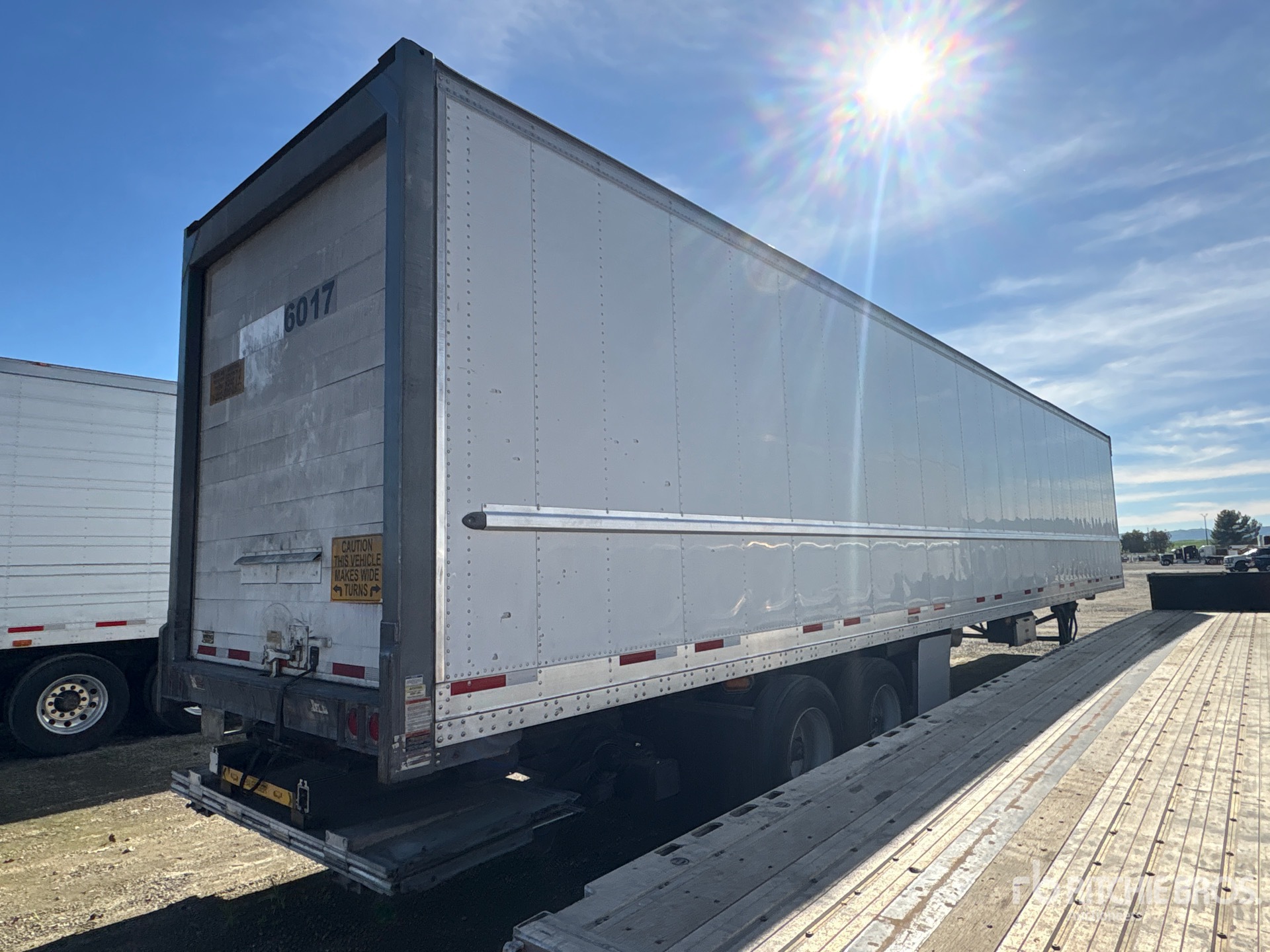 General Appearance with Foto, angolo anteriore sinistro