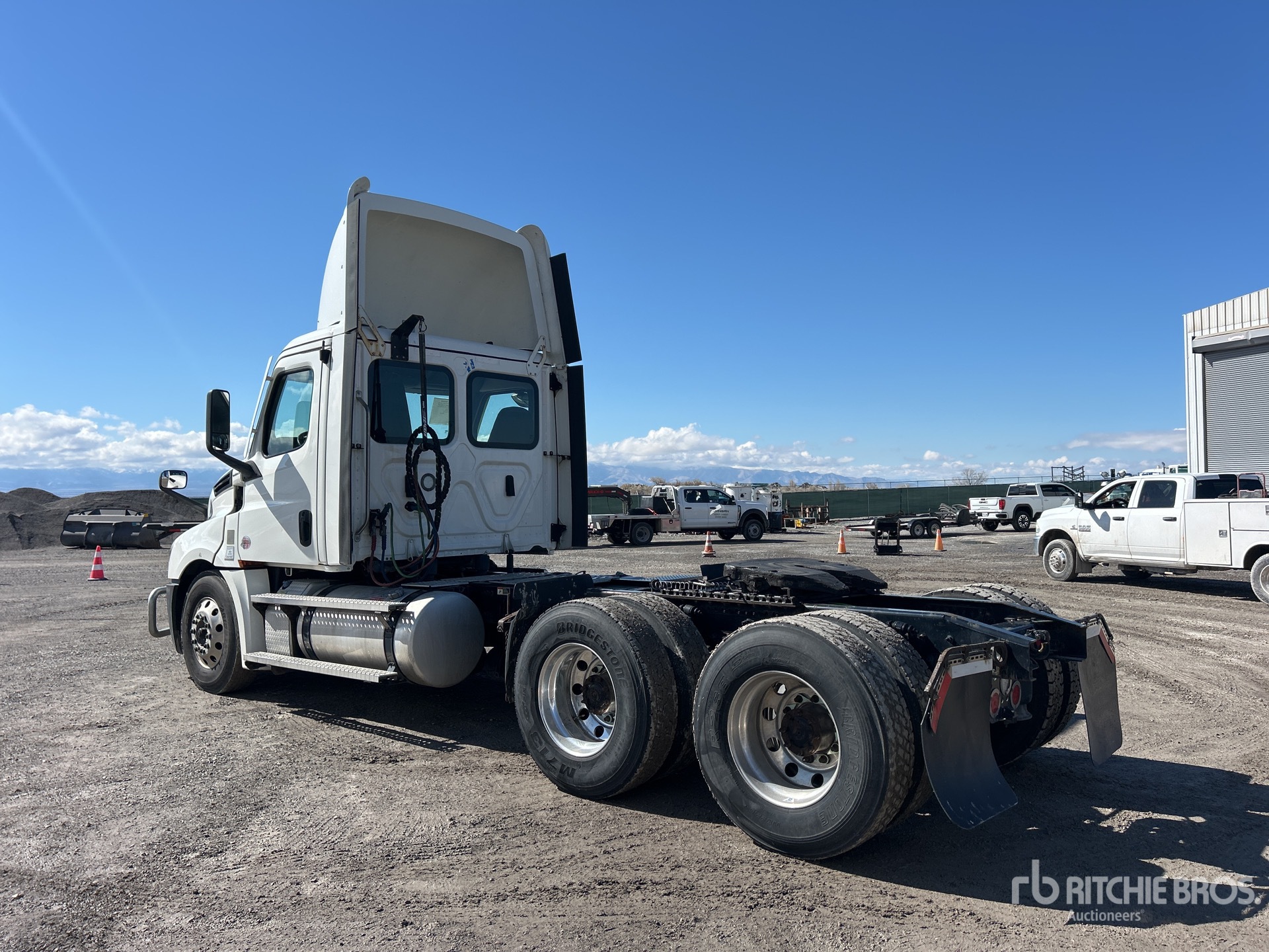 General Appearance with Bild, Ecke hinten links