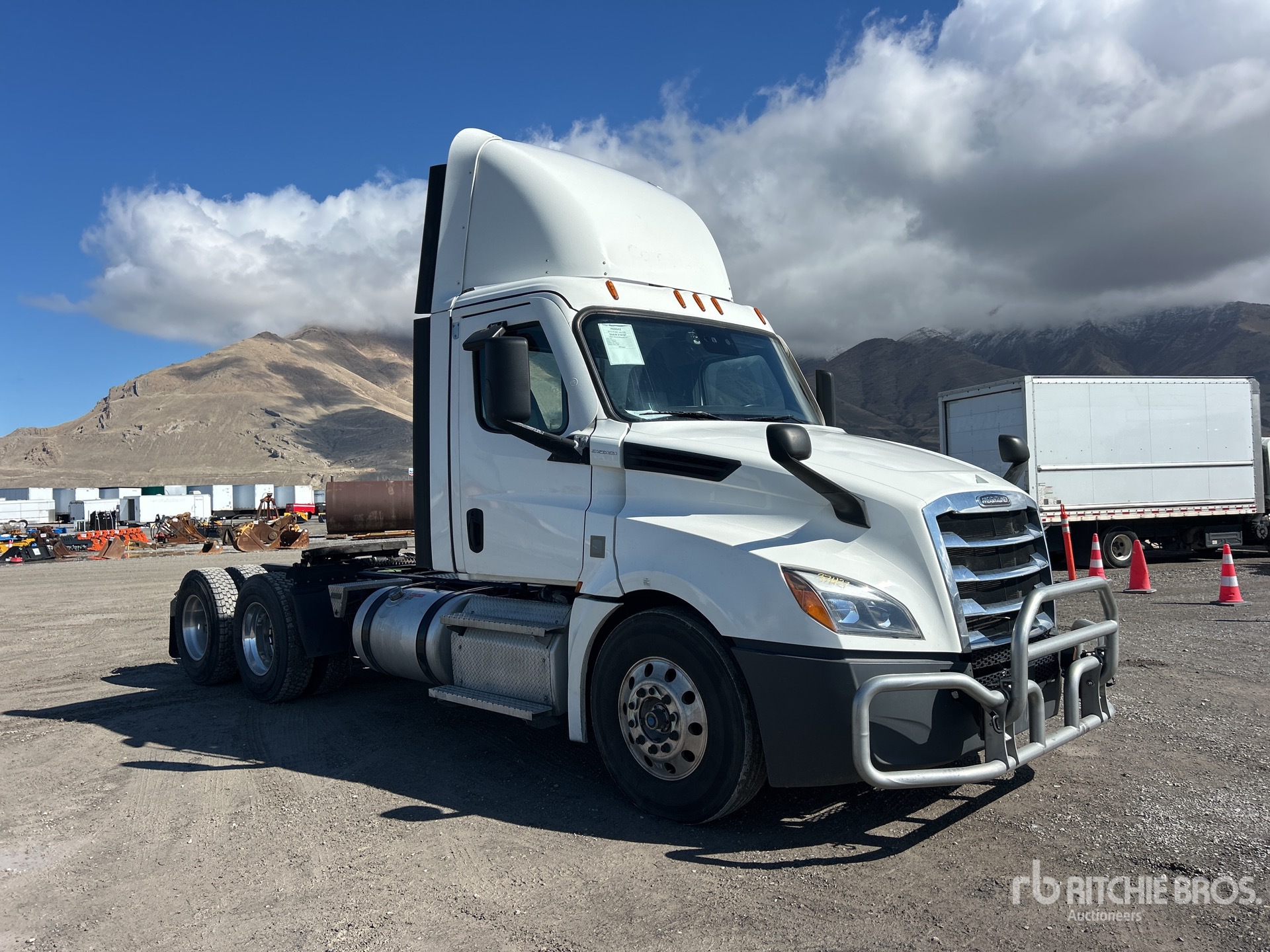 General Appearance with Bild, Ecke vorne rechts